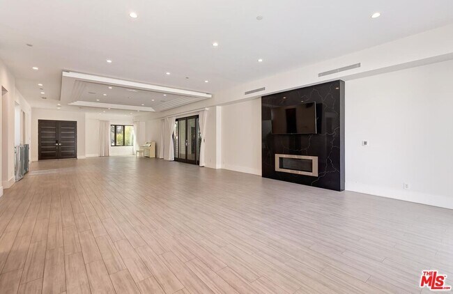 Building Photo - 312 S Palm Dr