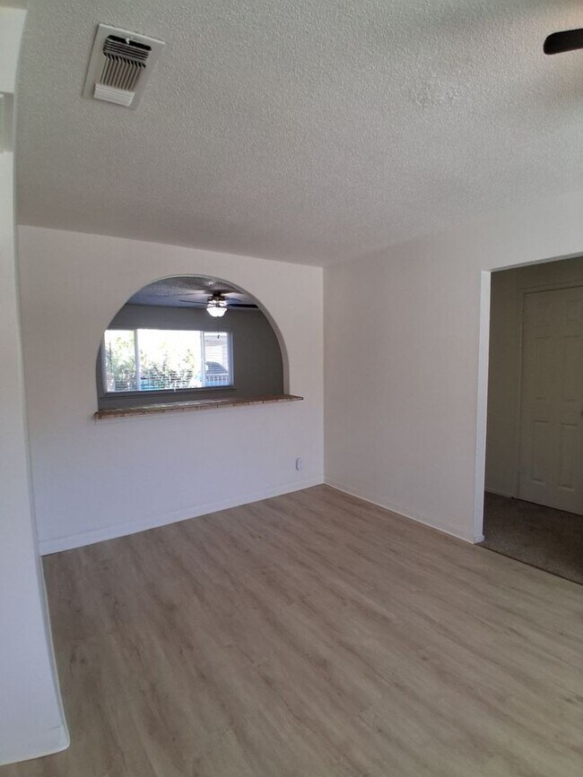 Building Photo - 1419 N Winery Ave