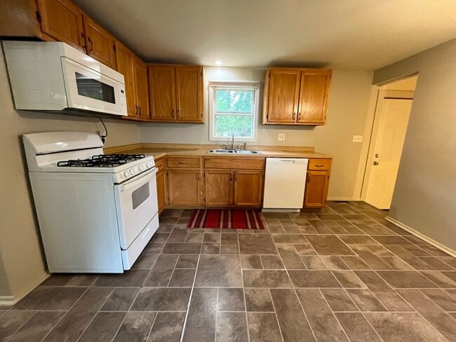 Building Photo - 3 Bed/1 Bath with Bonus Room and Fully Fenced in Yard!
