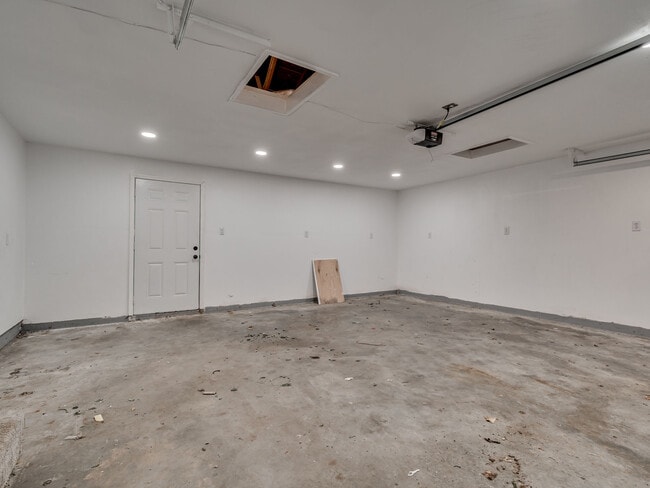 Building Photo - 548 W Wood St