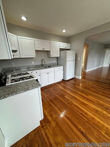 Building Photo - 44 Estes St