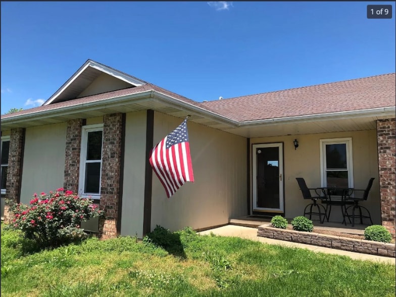 Building Photo - 215 E New Melville Rd