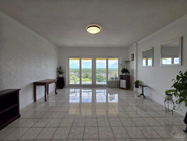 Building Photo - 825 Bayshore Dr