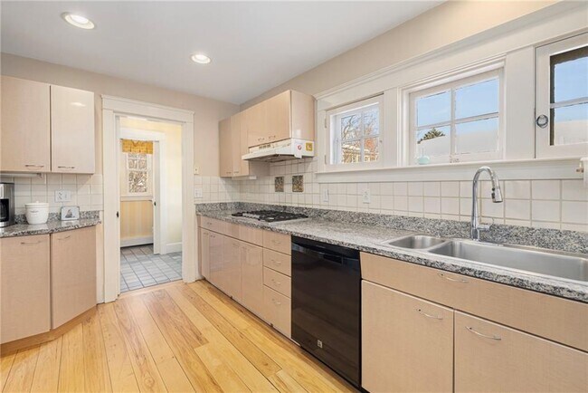 Building Photo - 68 Sachuest Way