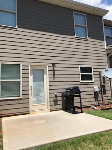 Building Photo - NEW LISTING - GORGEOUS TOWNHOME IN KENNESAW!