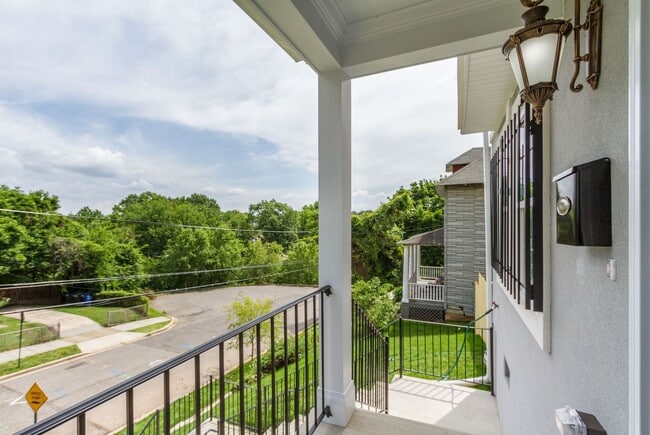 Building Photo - Gorgeous and Spacious Renovated 4br/3.5ba ...