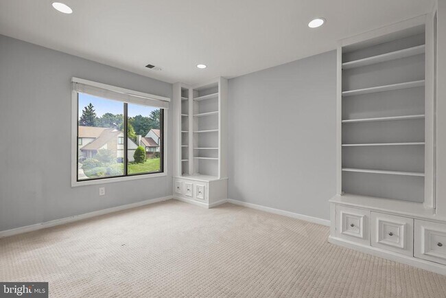 Building Photo - 5 Whitebridge Ct