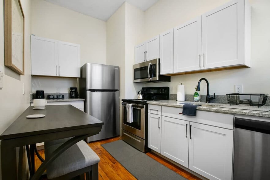 Building Photo - 1848 E 89th St