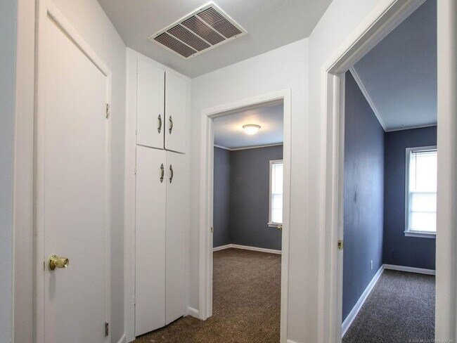 Building Photo - Available Now! 3 Bed / Bath & Large Backyard! Price drop!