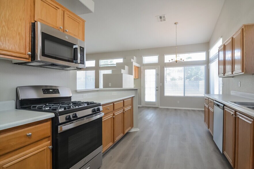 Building Photo - 698 Senator Ct