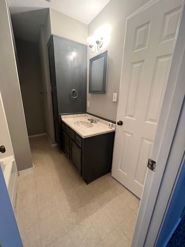 Building Photo - West Shreveport Available October 1st!