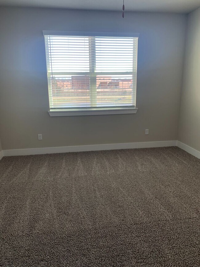Building Photo - Like New  - 3 Bedroom Townhome in Barron C...