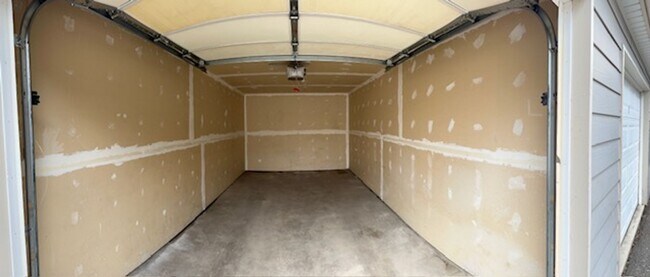 Building Photo - Great location, nice condo FRESH PAINT NOW AND NEW WINDOWS !