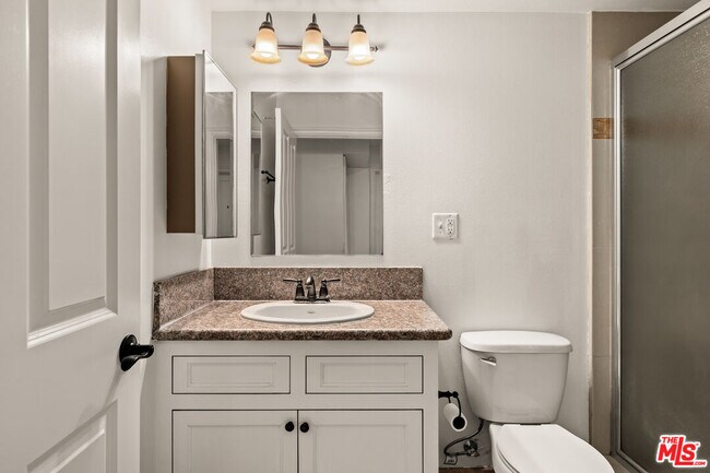 Building Photo - 2667 Menlo Ave