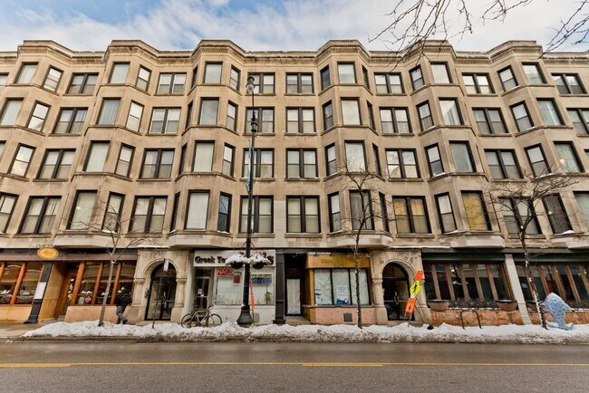 Building Photo - 301 S Halsted St