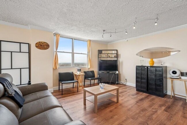 Building Photo - 6040 BLVD E