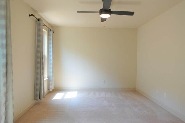 Building Photo - 210 Windthistle Dr