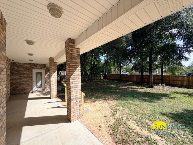 Building Photo - 213 Golf Course Dr