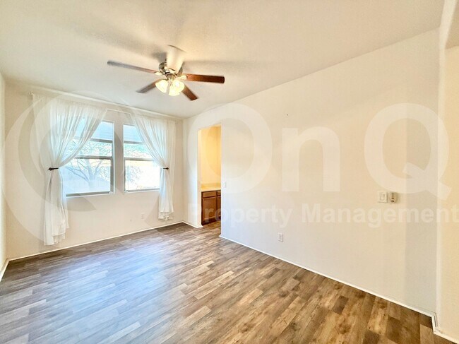 Building Photo - 7704 S 23rd Ln