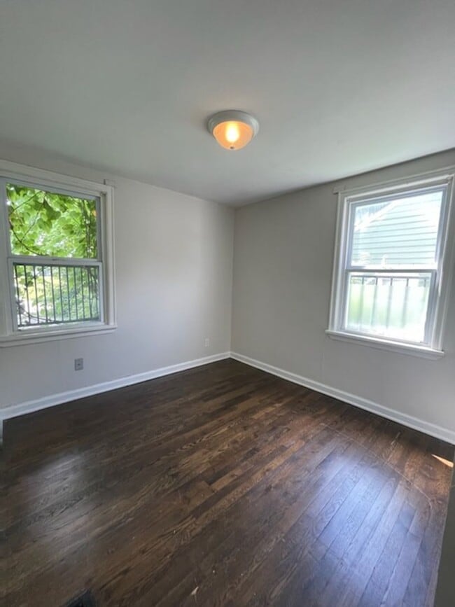 Building Photo - Bright & Inviting 2-Bedroom Home with Larg...