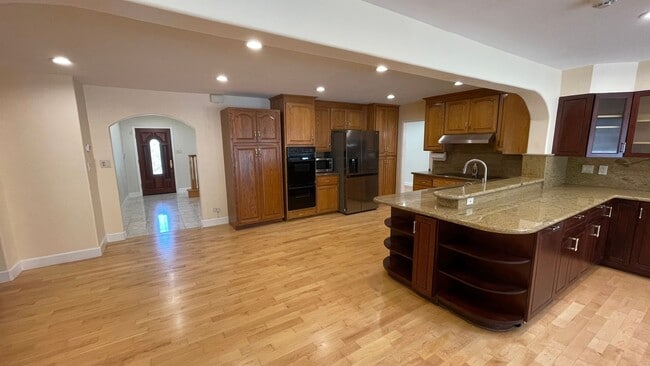 Building Photo - Martinez! Beautiful 5 bedroom 3.5 bathroom...