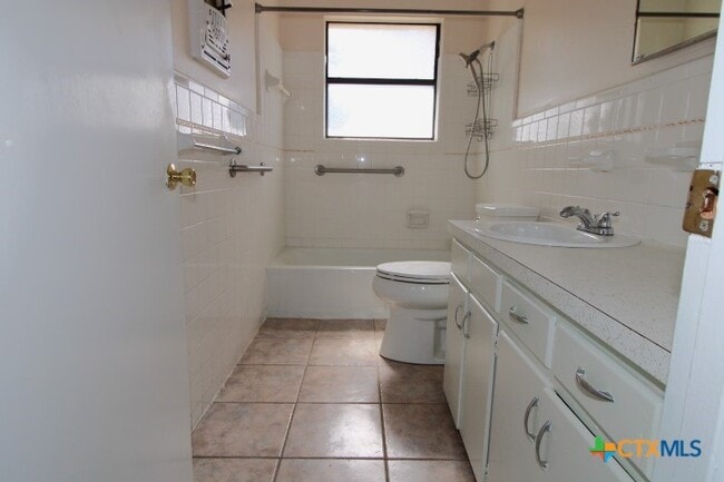 Building Photo - 2706 Live Oak Dr