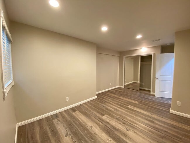 Building Photo - 4BD 2BR, Separate Backyard