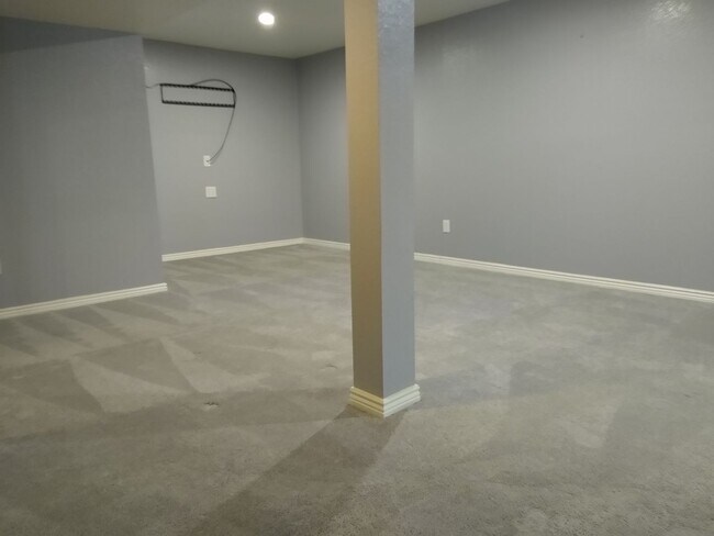Building Photo - Massive and Expansive 5 Bedroom Green Vall...