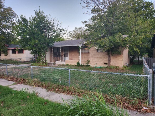 Building Photo - 615 S 1st St