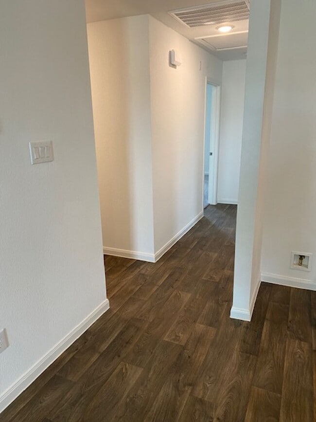 Building Photo - Stunning 3 bedroom, 2 bath home with a del...