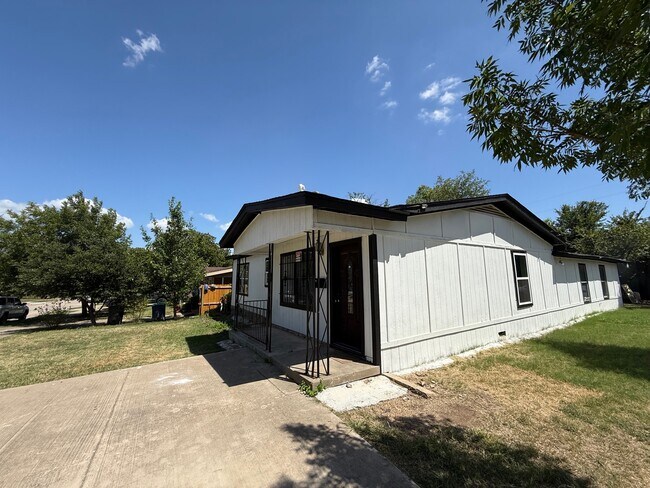 Building Photo - 917 W Felix St