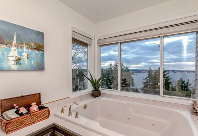 Building Photo - Gorgeous Lakeview Home for rent