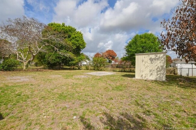 Building Photo - 1365 SW Gastador Ave