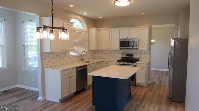 Building Photo - 1045 Fallbrook Ln