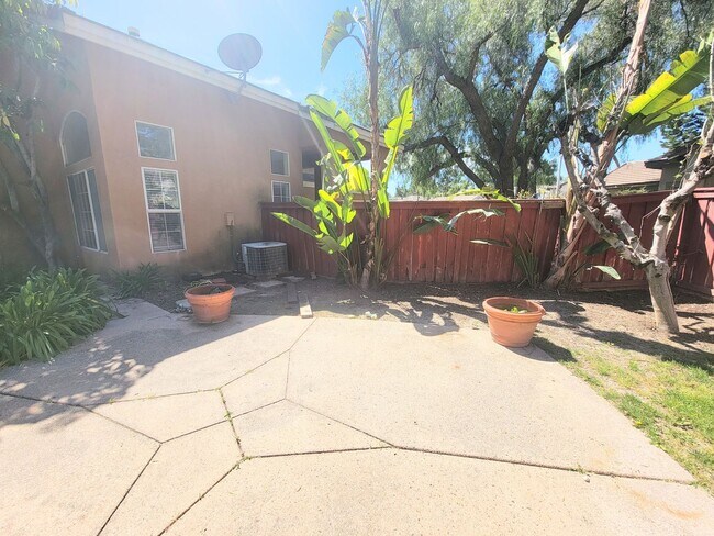 Building Photo - Gorgeous Paloma Del Sol Home - Newer paint...