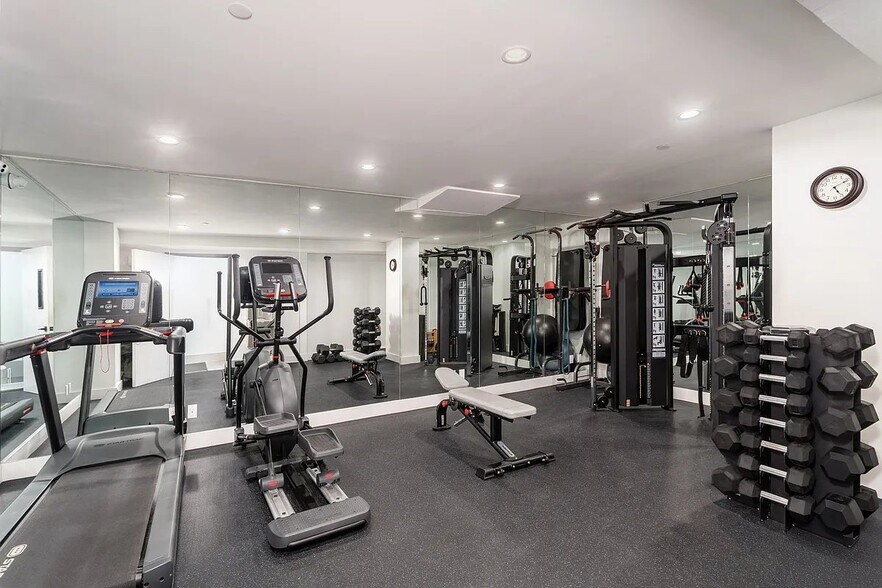 Building Photo - 11-16 Main Avenue