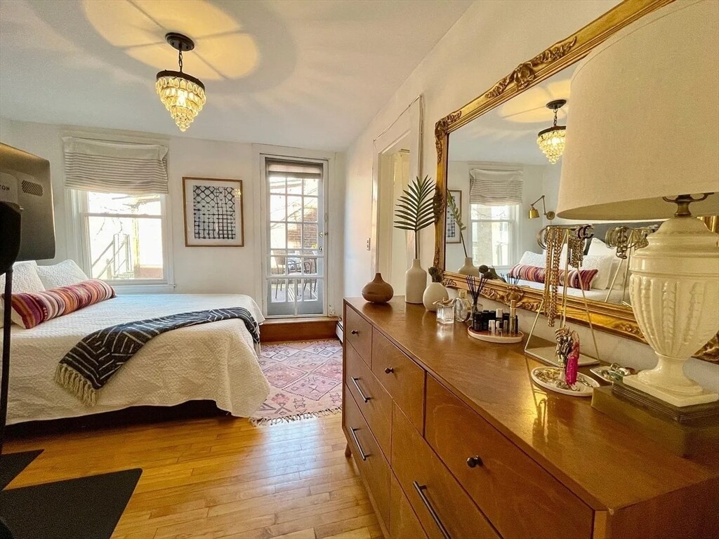 Building Photo - 10 Derne St