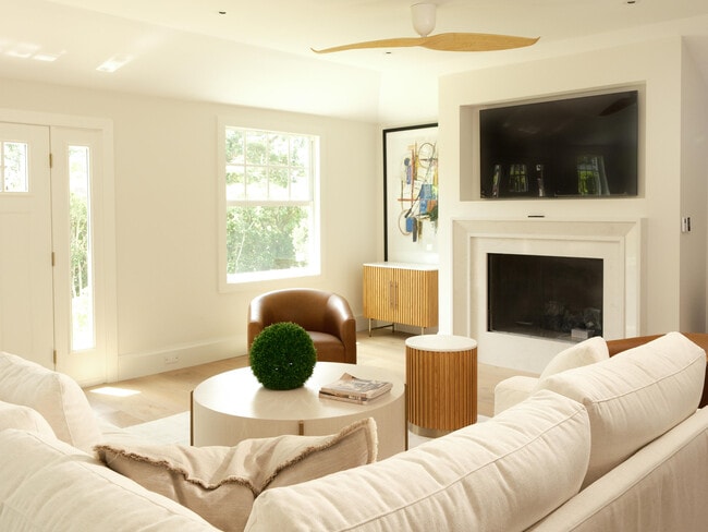 Building Photo - 1017 Tamarind Rd