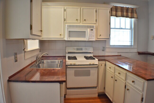Building Photo - 2522 Blossom St