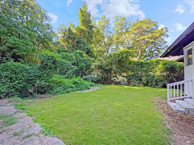 Building Photo - Beautifully Renovated 4 Bedroom Home in th...