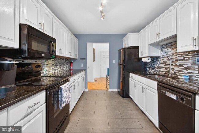 Building Photo - 3 Tall Oaks Ct