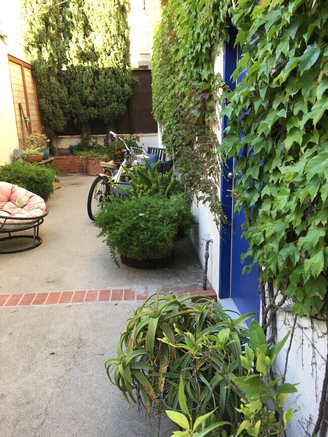 Building Photo - 1042 Pearl St