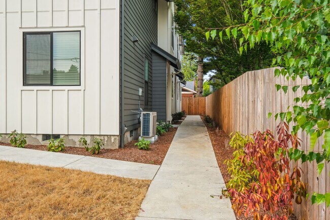 Building Photo - 6417 N Greenley Ave #4