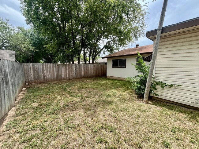 Building Photo - Charming 3/2 in Pipers Meadow *NO HOA* Mov...