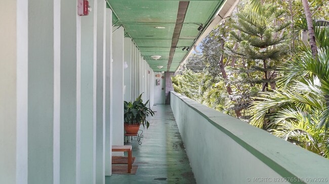 Building Photo - 701 S Royal Poinciana Blvd