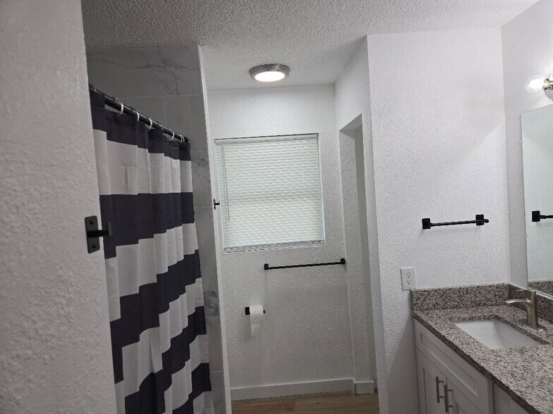 Building Photo - 1560 7th Ave