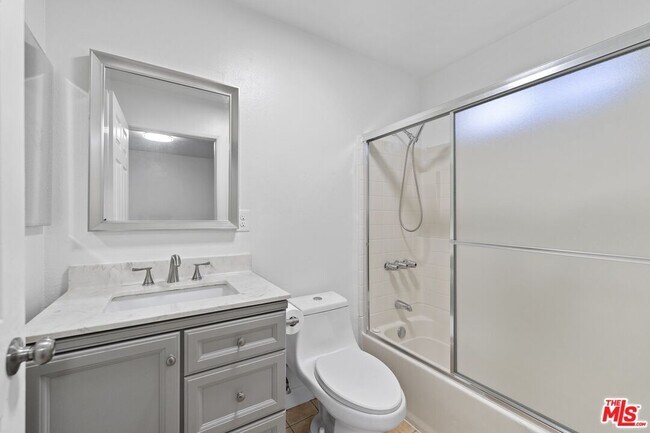 Building Photo - 1128 Irolo St