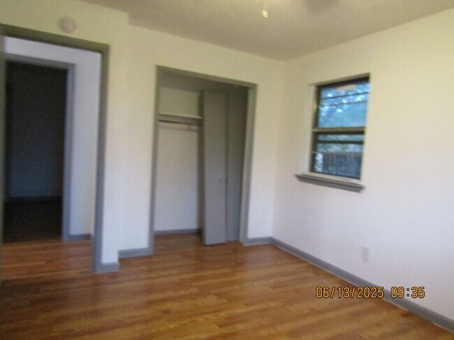 Building Photo - 1329 SE Clover Ln