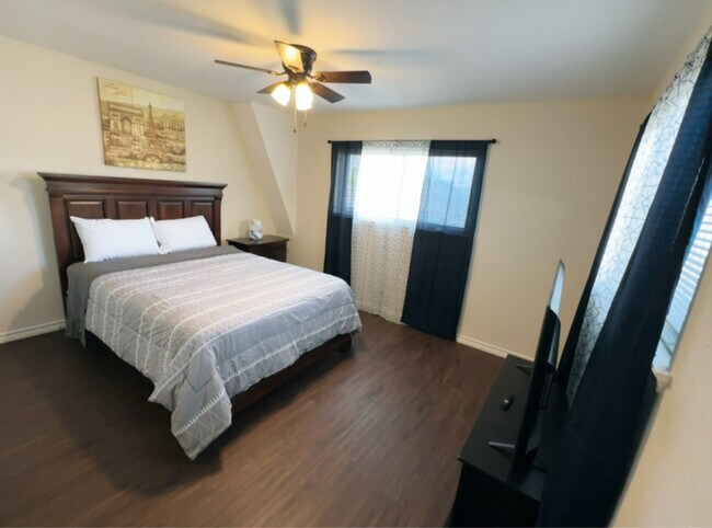 Building Photo - 900 Shady Creek Ln