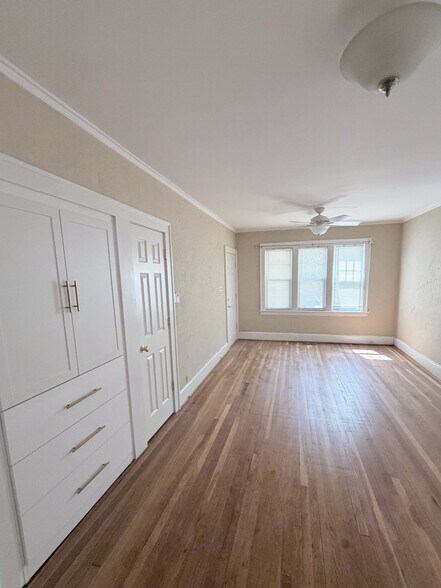 family room - 858 Nottingham Rd